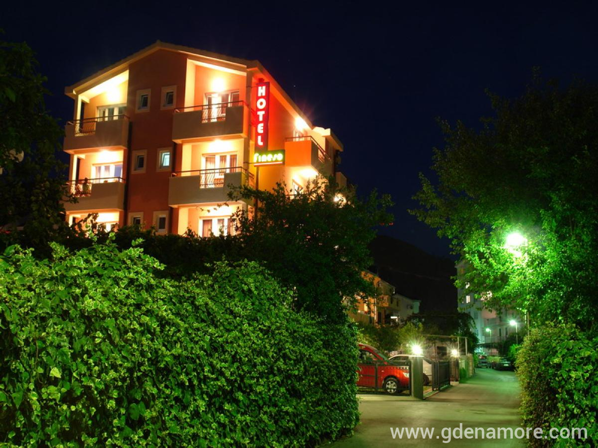 Garni Hotel Fineso, privatni smeštaj u mestu Budva, Crna Gora - Fineso spolja noc